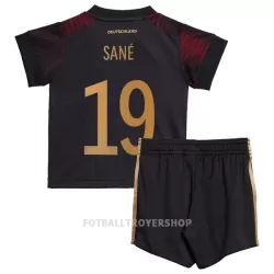 Tyskland Sané 19 Bortedrakt Barn VM 2022 - med Bukse Tyskland Sané 19 Bortedrakt Barn VM 2022 - med Bukse