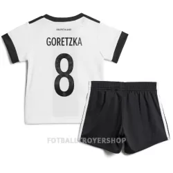Tyskland Leon Goretzka 8 Hjemmedrakt Barn VM 2022 - med Bukse Tyskland Leon Goretzka 8 Hjemmedrakt Barn VM 2022 - med Bukse