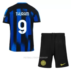 Inter Milan Thuram 9 Hjemmedrakt Barn 2023/2024 - med Bukse Inter Milan Thuram 9 Hjemmedrakt Barn 2023/2024 - med Bukse