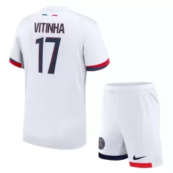 Paris Saint-Germain Vitinha 17 Bortedrakt Barn 2024/2025 - med Bukse Paris Saint-Germain Vitinha 17 Bortedrakt Barn 2024/2025 - med Bukse