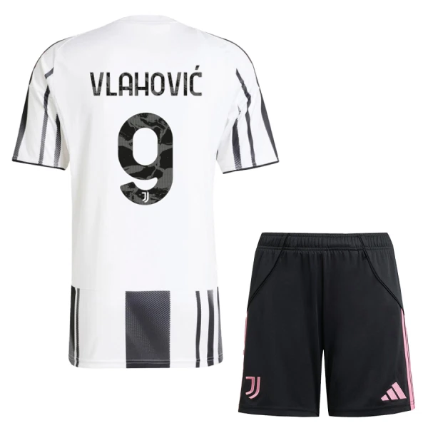 Juventus Vlahovic 9 Hjemmedrakt Barn 2025-26 - med Bukse Juventus Vlahovic 9 Hjemmedrakt Barn 2025-26 - med Bukse