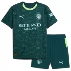 Manchester City Fjerdedrakt Barn 2025-26 EA Sport - med Bukse Manchester City Fjerdedrakt Barn 2025-26 EA Sport - med Bukse