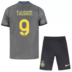 Inter Milan Thuram 9 Tredjedrakt Barn 2026-27 - med Bukse Inter Milan Thuram 9 Tredjedrakt Barn 2026-27 - med Bukse
