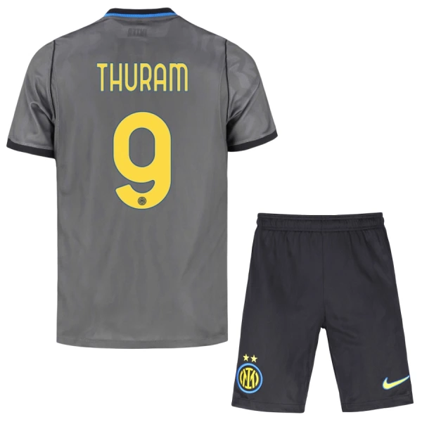 Inter Milan Thuram 9 Tredjedrakt Barn 2026-27 - med Bukse Inter Milan Thuram 9 Tredjedrakt Barn 2026-27 - med Bukse