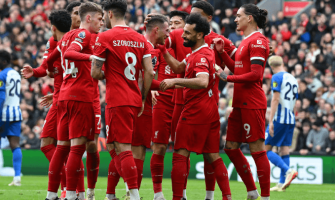 Liverpool slo Brighton 2-1 for å returnere til toppen av Premier League